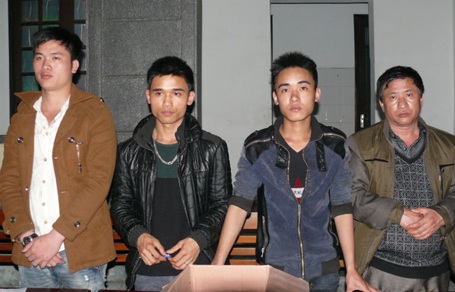 Bắt 4 đối tượng dùng ôtô đưa người vượt biên trái phép sang Trung Quốc - 1 Bốn đối tượng đưa người vượt biên trái phép tại cơ quan công an
