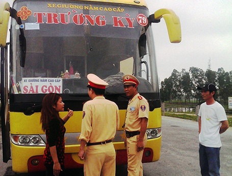 Chủ xe vi phạm đôi co với lực lượng CSGT khi bị bắt giữ