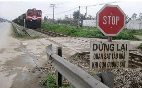 Cố vượt đường ray, bé gái 10 tuổi bị tàu đâm nguy kịch - 1 Các đường ngang giao đường sắt luôn tiềm ẩn nguy cơ tai nạn.