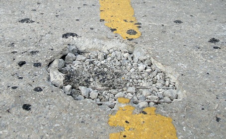 Không ít ổ gà xuất hiện trên mặt cầu