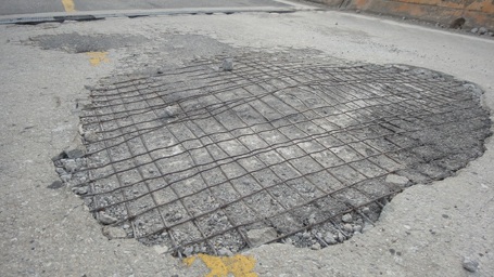 Mặt cầu trơ lưới thép.