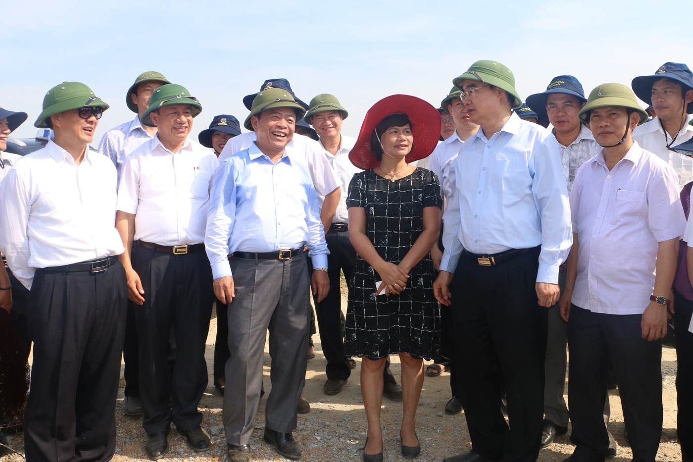 “Vàng ròng” trên sa mạc cát - 3 Một trong những vựa tôm bội thu của chị Hạnh giữa vùng đất cát khắc nghiệt