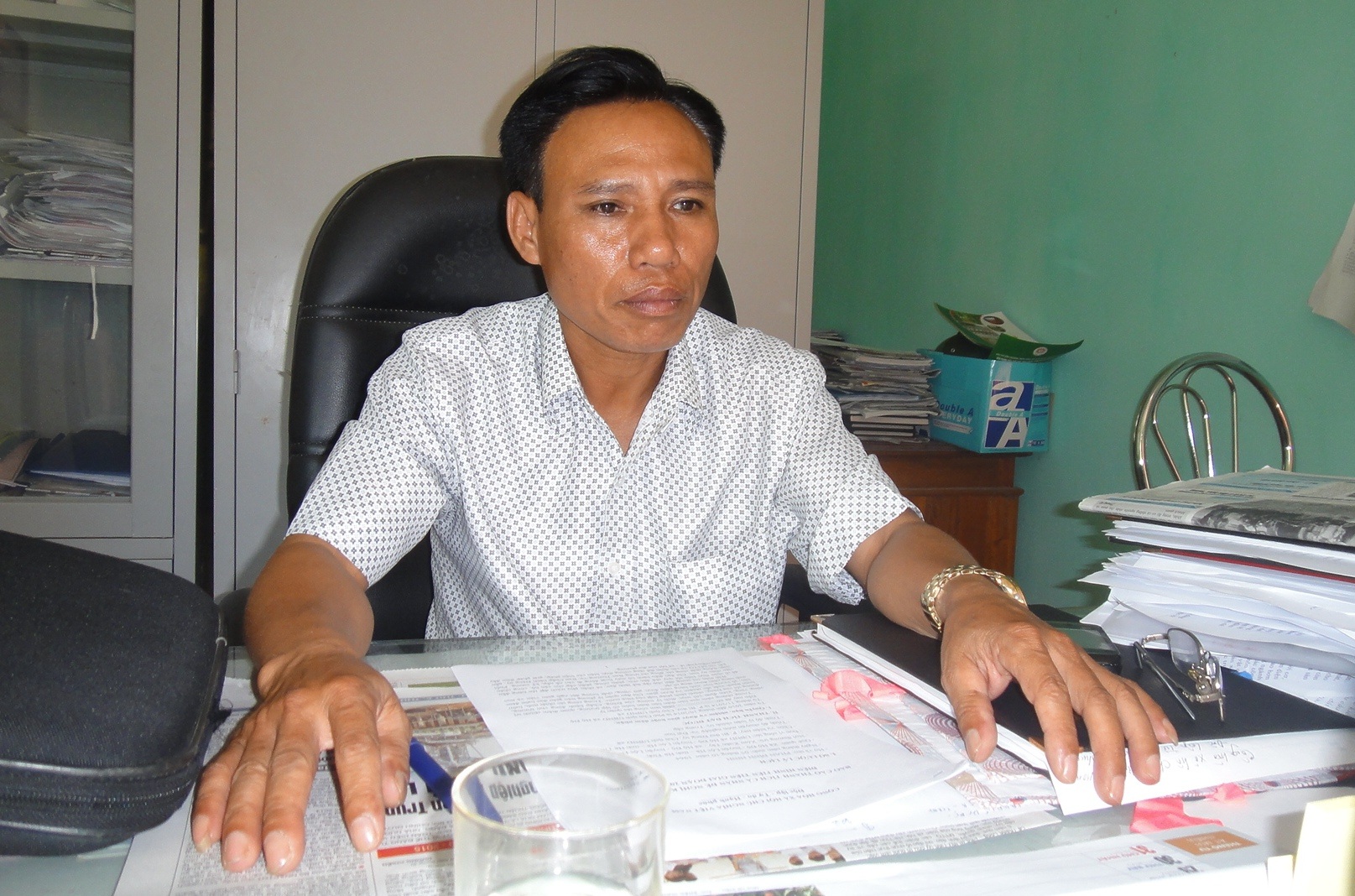 Ông Phan Đình Hinh - Chủ tịch xã Hộ Độ trao đổi với PV Dân trí