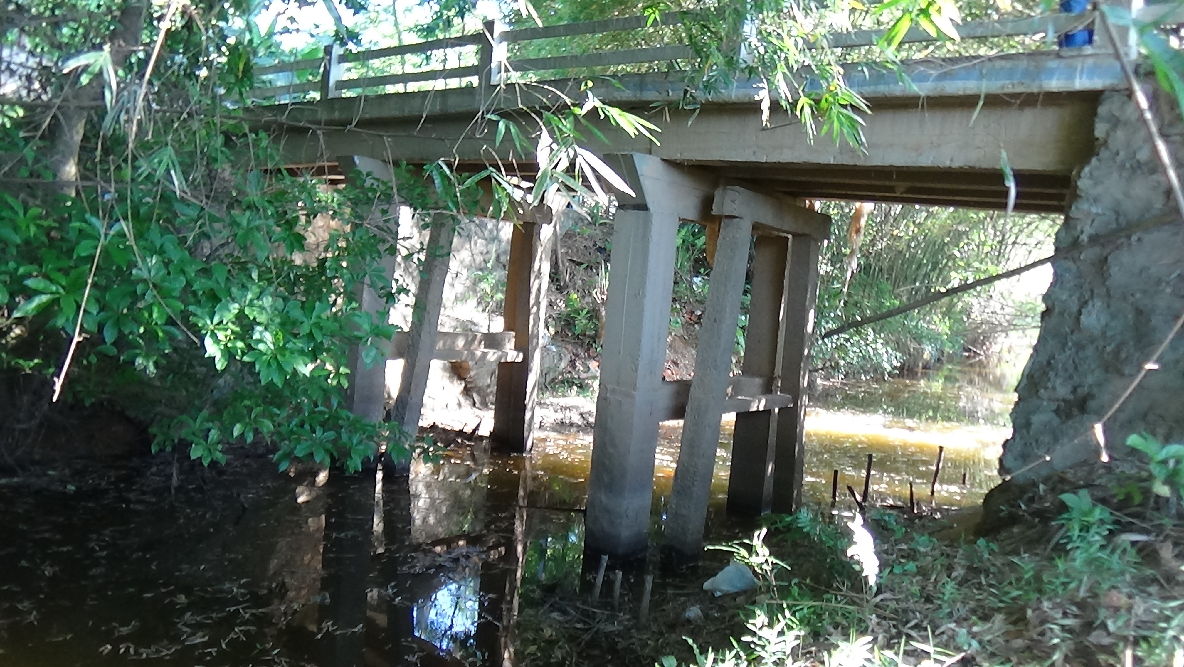 Từ một cây cầu tạm gia đình ông Đại đã bỏ tiền xây cầu bê tông chắc chắn, vững chãi hơn rất nhiều