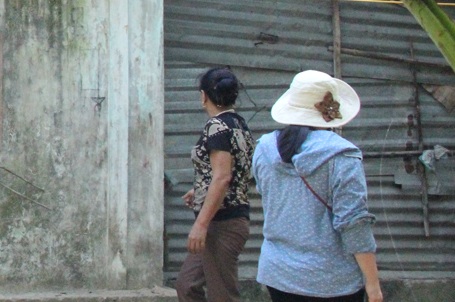 Mẹ già bệnh tật bị con tâm thần nhốt trong căn nhà rách suốt 5 tháng - 8 Khu bếp kín mít không có lỗ hở rộng chừng 4m2