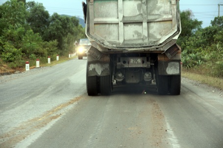 Xe quá tải "băm nát" quốc lộ - 10 Nhiều đoạn thảm nhựa bị dồn hẳn vào lề đường, hình thành những con chạch hết sức nguy hiểm.
