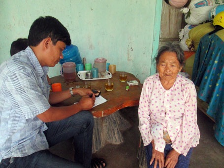 Kỳ lạ cụ bà mù 11 năm bỗng nhiên sáng mắt trở lại - 1 Cụ Huyến trò chuyện với PV về chuyện đôi mắt kì lạ của mình