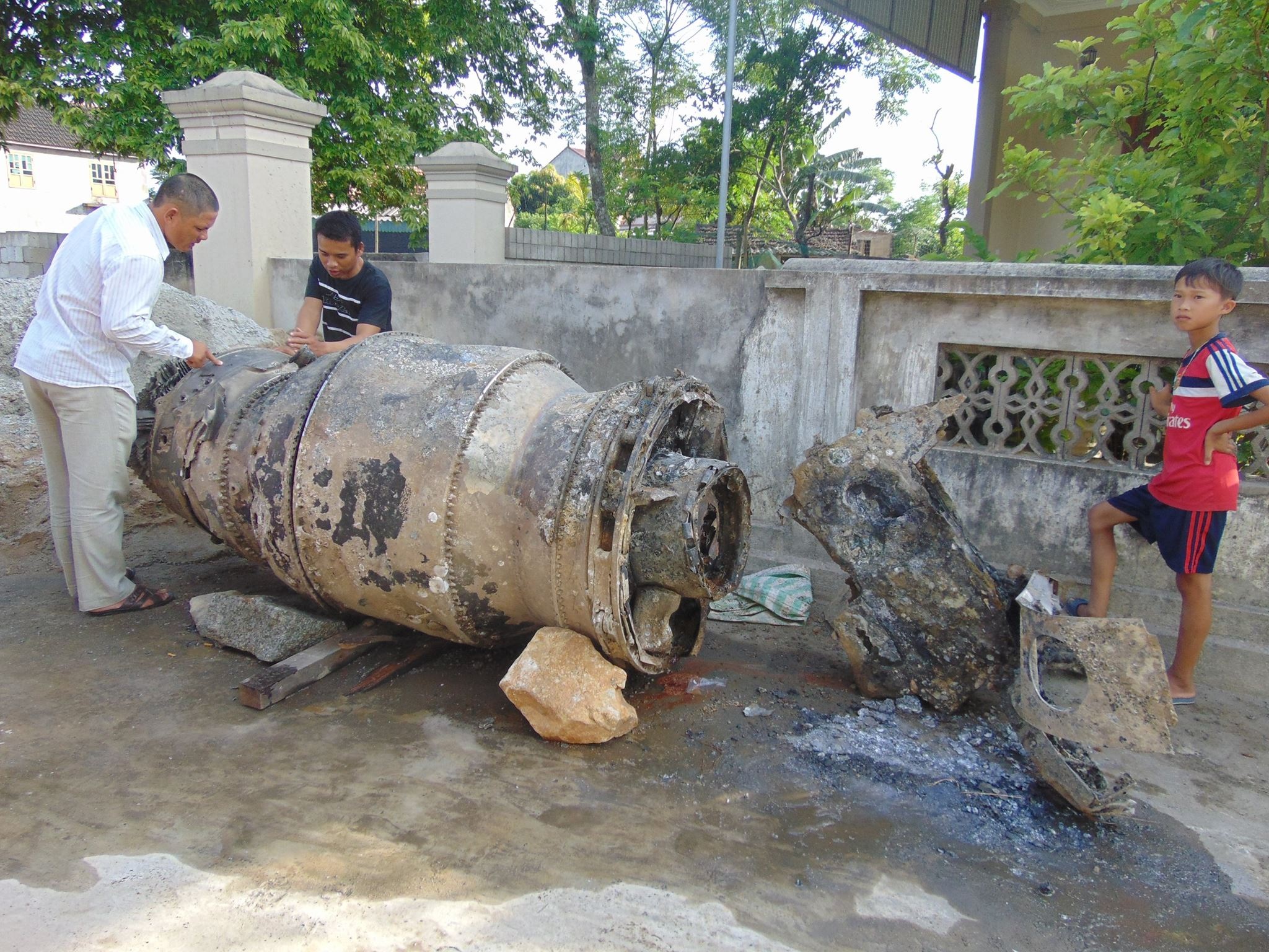 Đưa máy cẩu ra biển trục vớt "vật thể lạ" - 1 Đưa máy cẩu ra biển trục vớt vật thể lạ