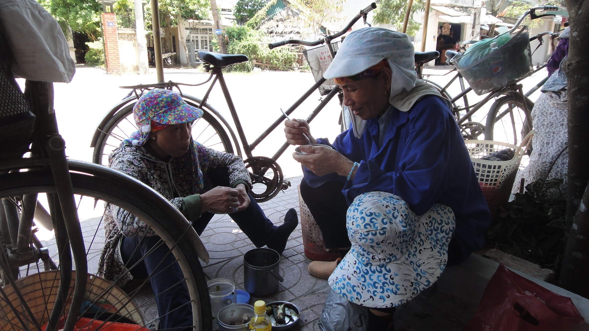 Bữa
trưa ăn vội trong bóng râm bên đường.