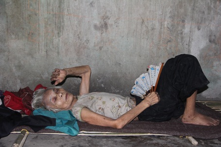 Sau đó cụ được bà con lối xóm kiếm quần áo cho mặc và làm cho tấm phên tre tạm bợ để nằm