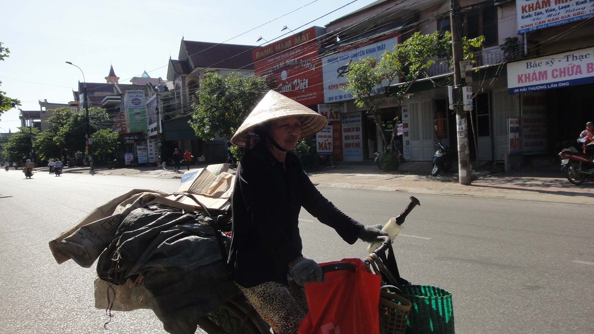 Bà Lan đạp
xe cả ngày trời dưới nắng nóng để kiếm 50-70
nghìn đồng