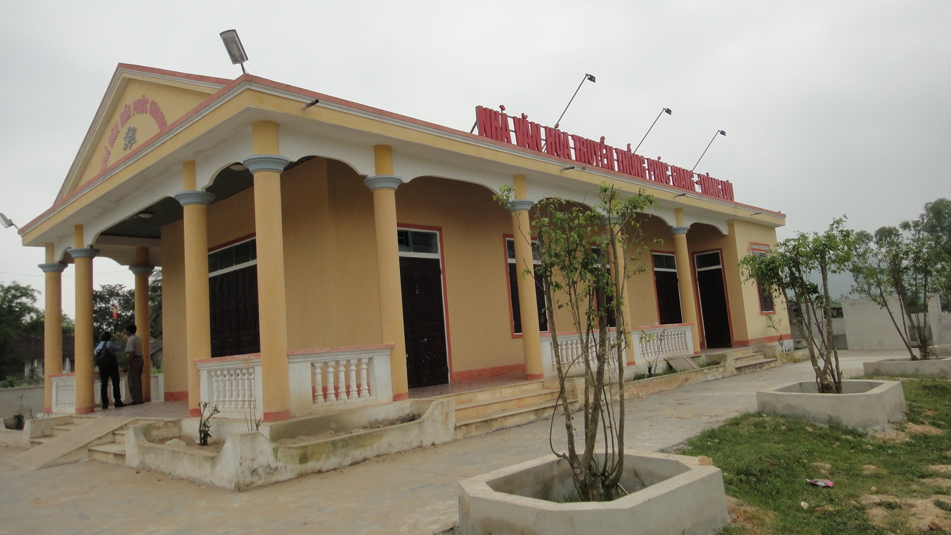 Nhà văn hóa khang trang vừa được xây dựng nhờ công lớn đóng góp của con cháu trong làng