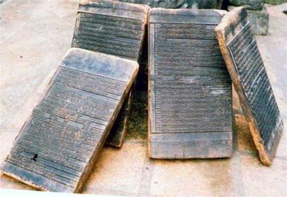 Những bản khắc gỗ dùng để dạy học đang được lưu giữ ở làng.(ảnh L.Đ.D)