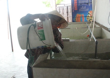 Mỗi gánh nước chị Hạnh được chủ nhà hàng trả cho 6-7 nghìn đồng