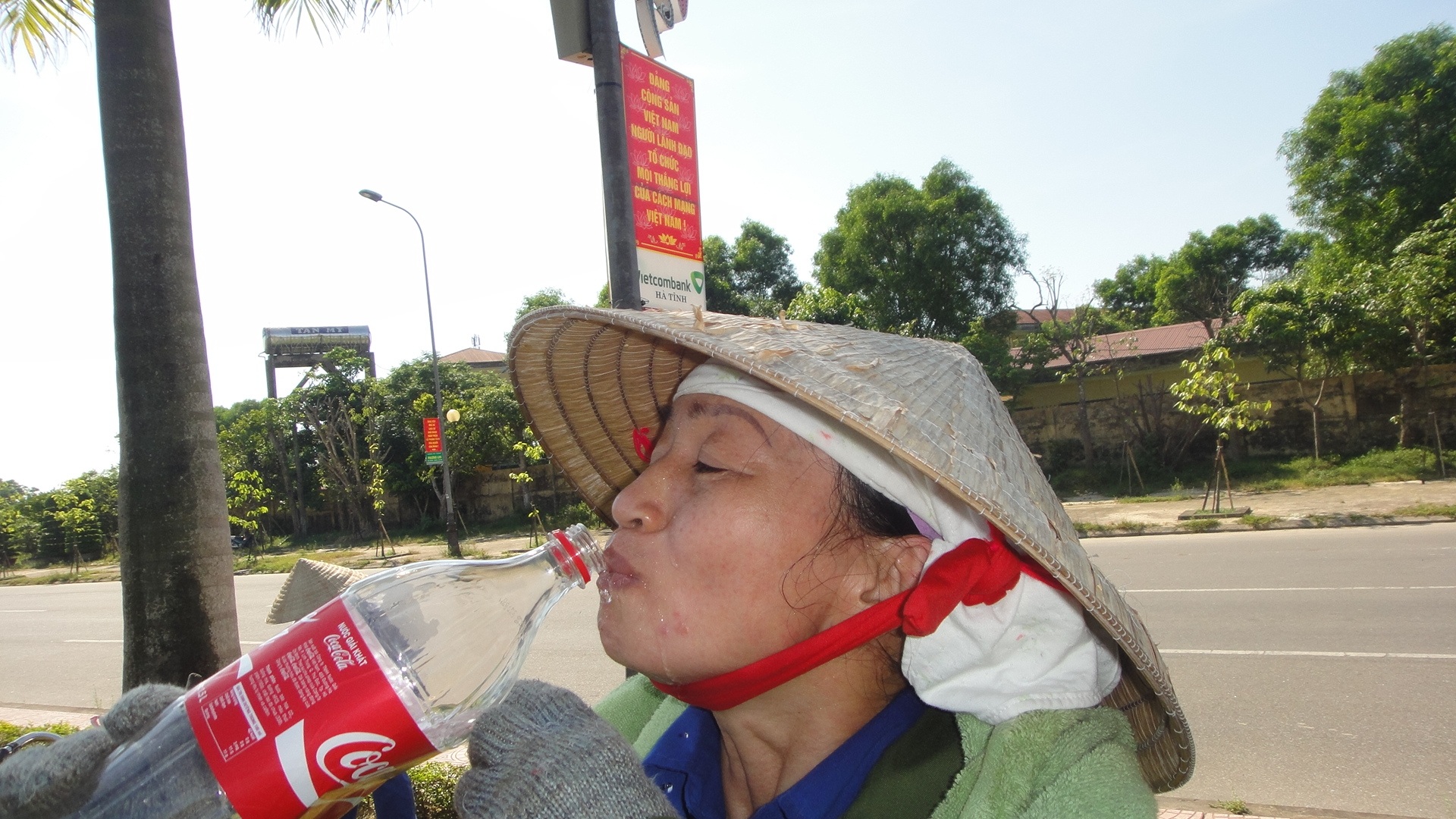 Uống
vội ngụm nước bù lượng mồ hôi túa ra như tắm.