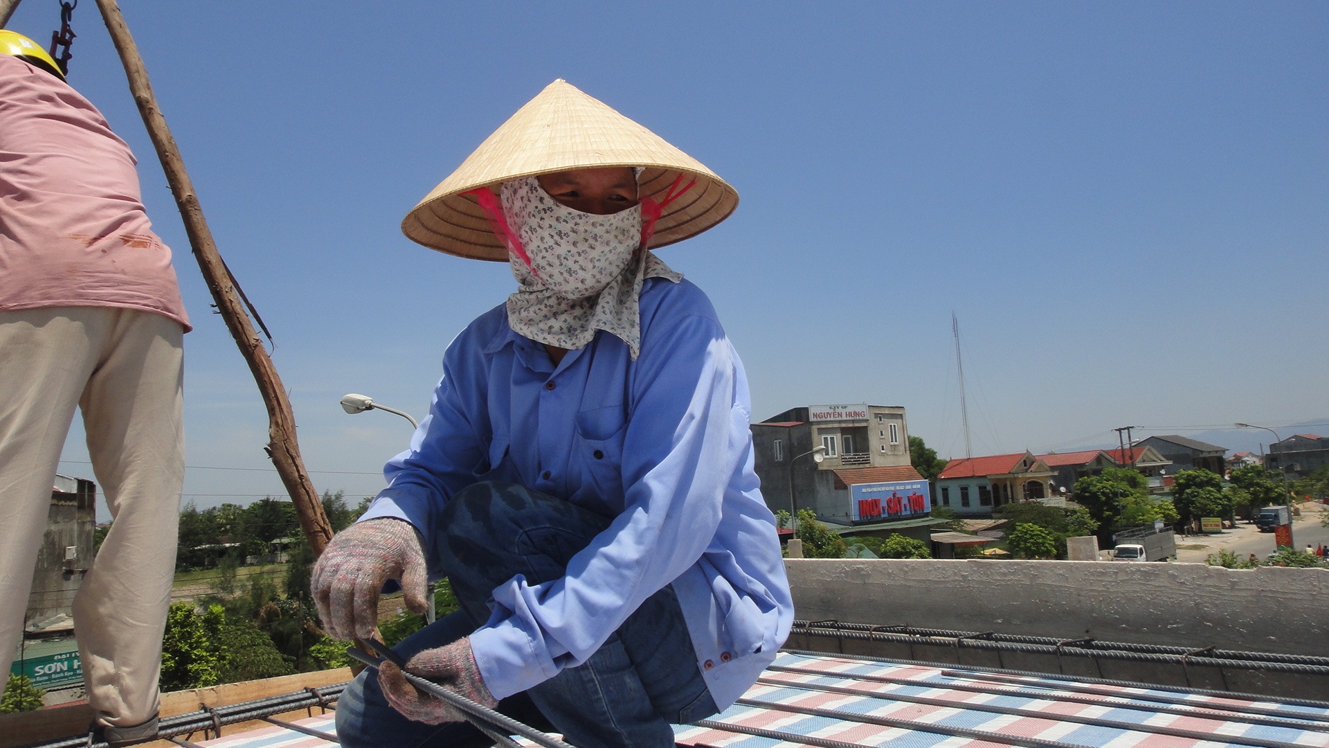 11h
trưa, các chị miệt mài với một công trình đang xây dở