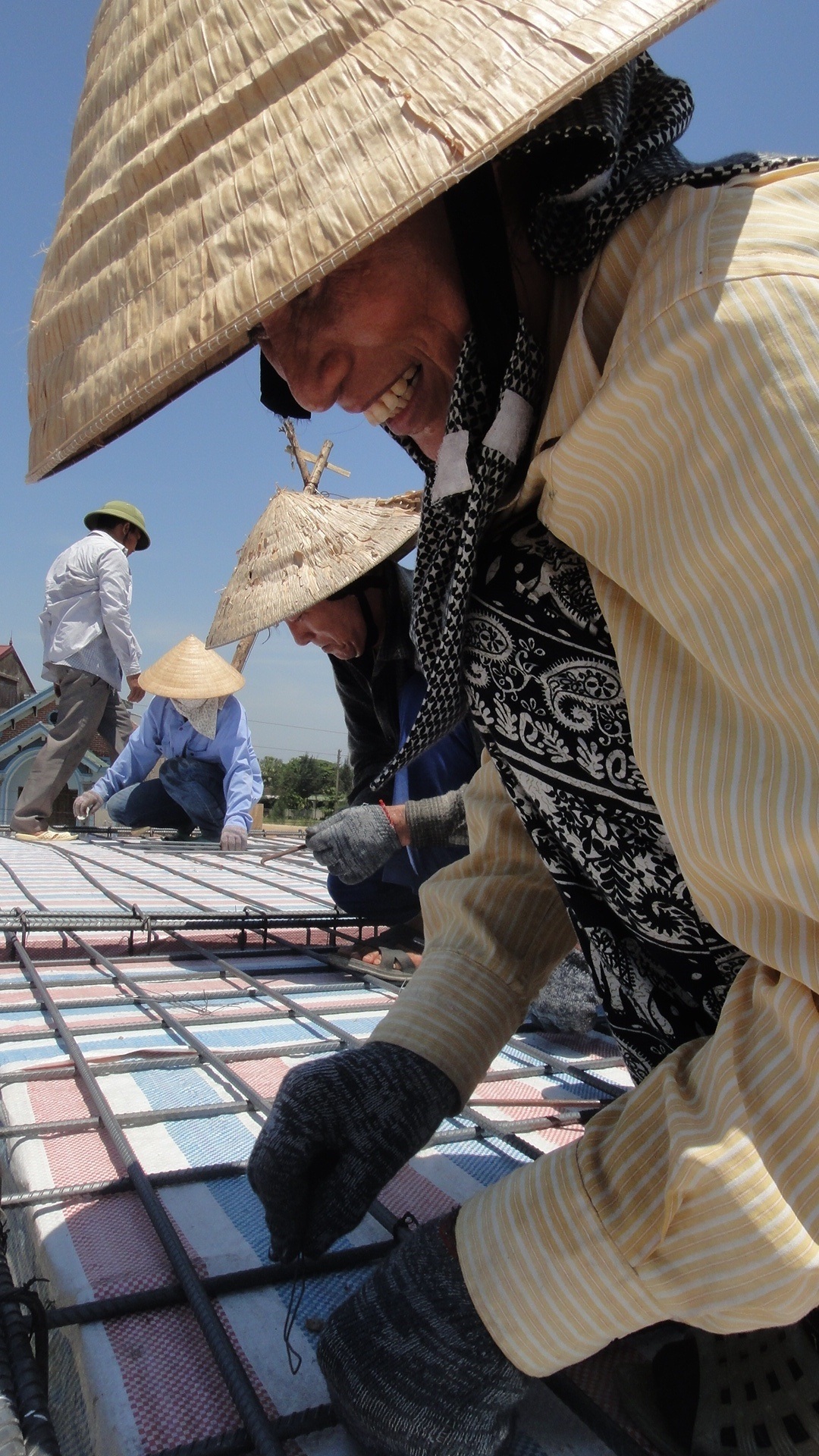 11h
trưa, các chị miệt mài với một công trình đang xây dở