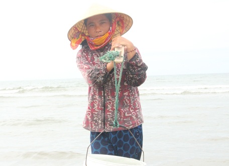 Mỗi gánh nước chị Hạnh được chủ nhà hàng trả cho 6-7 nghìn đồng