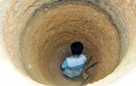 Hoãn mọi cuộc họp không cần thiết để giải cứu hàng ngàn ha lúa - 2 Người dân Sơn Lĩnh (Hương Sơn) phải khoét sâu thêm giếng để tìm nước (ảnh: Cẩm Liên)