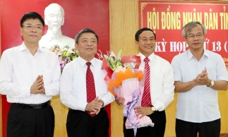 Hà Tĩnh có Chủ tịch UBND tỉnh mới - 1 Lãnh đạo tỉnh Hà Tĩnh chúc mừng tân Chủ tịch UBND tỉnh Lê Đình Sơn (thứ 2 bên phải sang)
