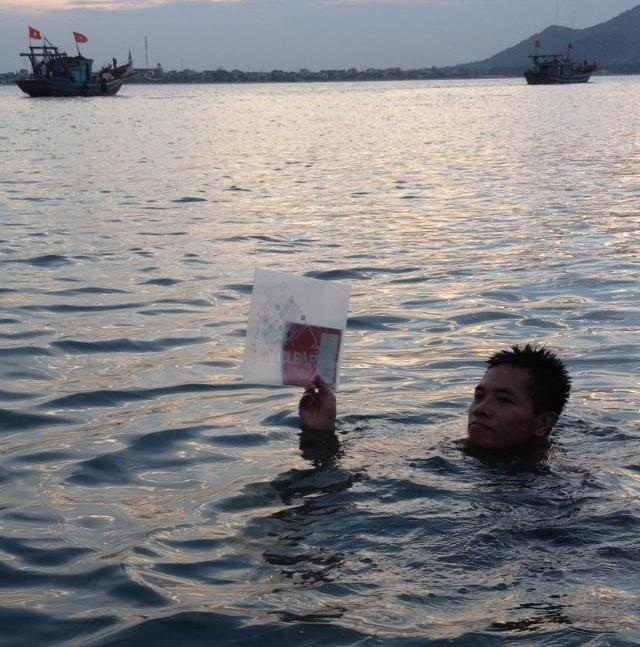 Ngư dân mừng rơn vì thoát cảnh "ngậm sổ bơi đi làm thủ tục" - 1 Ngư dân mừng rơn vì thoát cảnh ngậm sổ bơi đi làm thủ tục