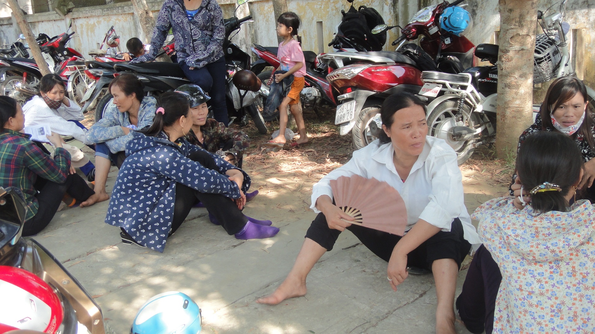 Sự lo lắng và hồi hộp thể hiện rõ trên khuôn mặt của mỗi phụ huynh