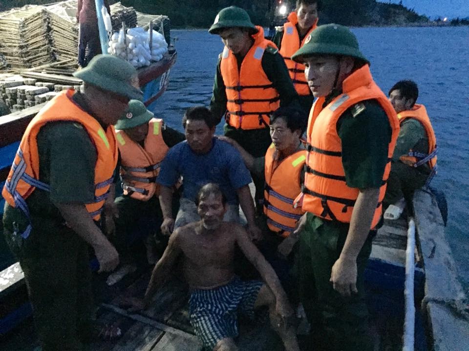 Lốc nhấn chìm thuyền giữa biển, 4 ngư dân được cứu sống - 2 Cả 5 ngư dân gặp nạn trên biển đều được cứu sống kịp thời (ảnh Biên phòng cung cấp)
