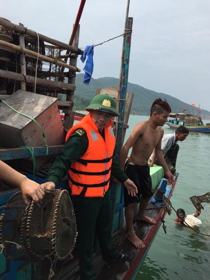 Tàu của 6 ngư dân gặp nạn đã bị sóng đánh tan - 1 Tàu của 6 ngư dân gặp nạn đã bị sóng đánh tan