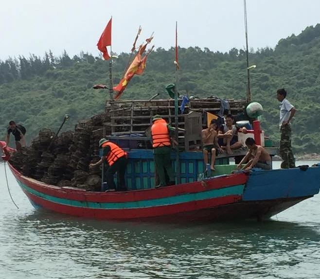 Tàu của 6 ngư dân gặp nạn đã bị sóng đánh tan - 2 Tàu của 6 ngư dân gặp nạn đã bị sóng đánh tan