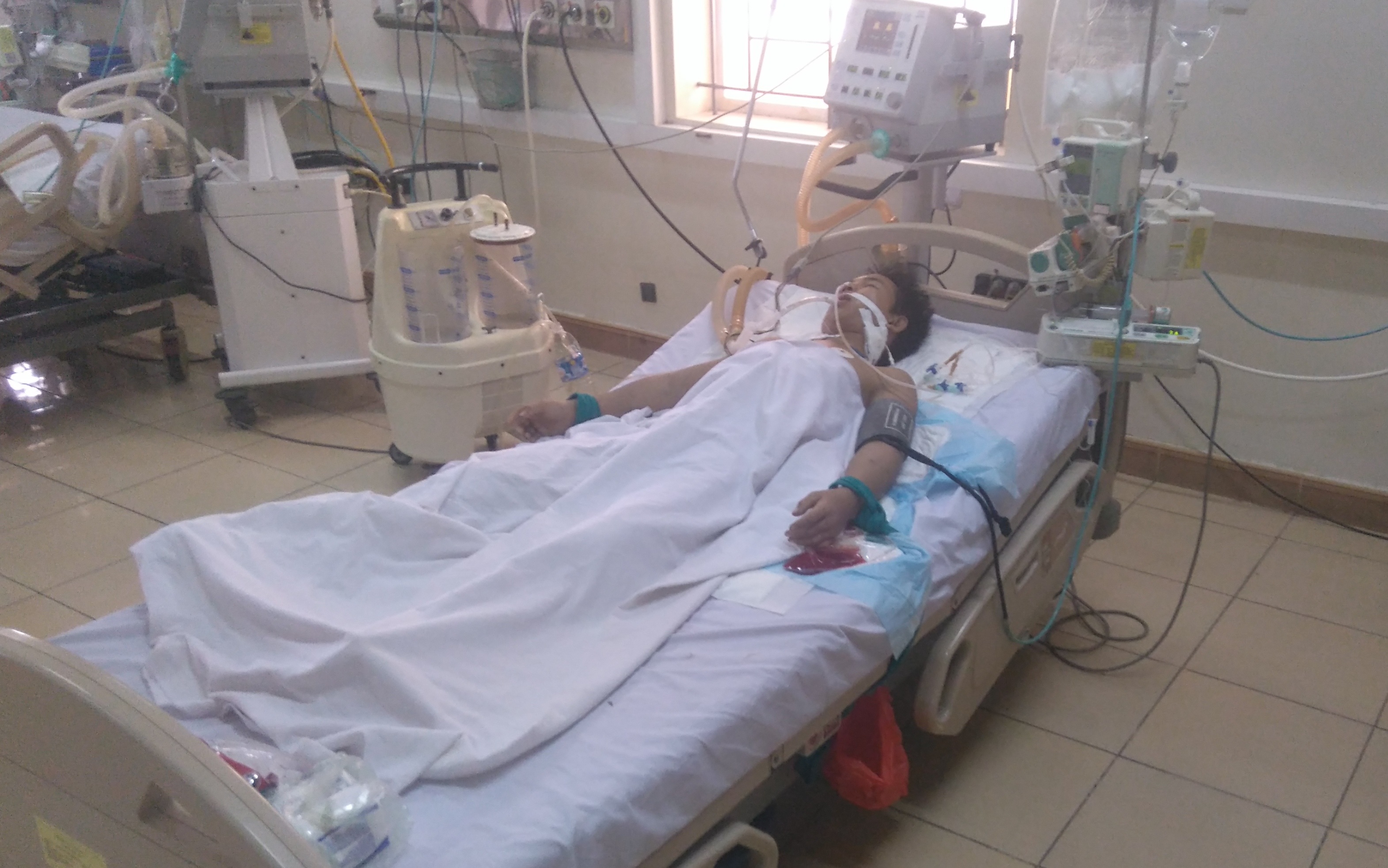 Nạn nhân Nguyễn Viết Anh đang được cấp cứu tại Bệnh viện Đa khoa Hà Tĩnh với tiên lượng rất xấu