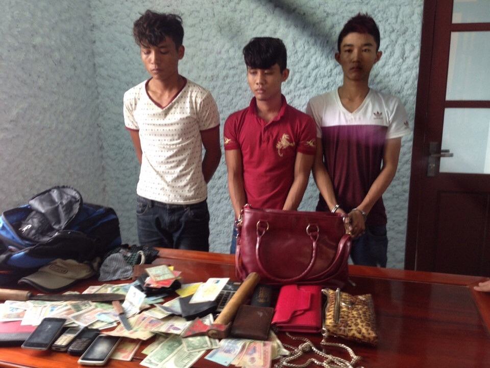 Tóm gọn nhóm 9X thường xuyên cướp trên quốc lộ 15 - 1 Nhóm đối tượng 9X dùng rìu và dao cướp trên QL 15 (ảnh Xuân Dũng)