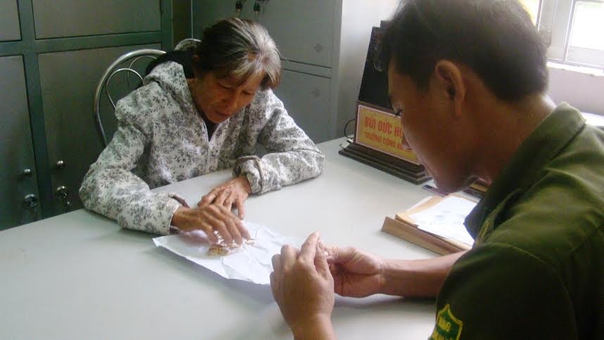 Hy hữu việc tên trộm “tự giác” trả lại vàng cho người nghèo - 1 Cơ quan công an tiến hành trao trả lại số vàng cho bà Tỉ