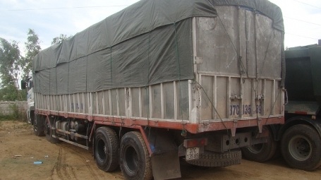Bất tuân hiệu lệnh, “quái xế” lao thẳng xe vào CSGT hòng bỏ trốn - 2 Chiếc xe tải vi phạm đã được di lý về Hà Tĩnh để xử lý theo quy định của pháp luật (Ảnh: Trần Lộc)