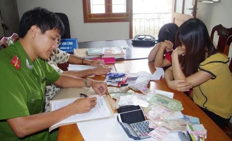 Các đối tượng bị đưa về cơ quan Công an cùng một số tang vật