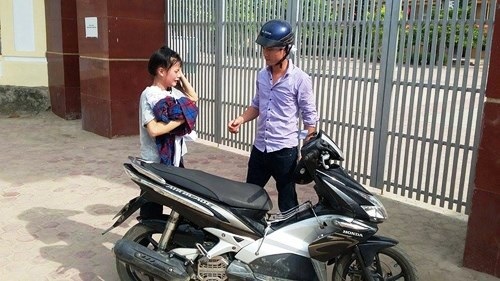 Xét đặc cách tốt nghiệp cho thí sinh đến thi muộn do bố qua đời đột ngột - 1 Đến muộn giờ thi, thí sinh Lan đã khóc nức nở (ảnh Minh thư)