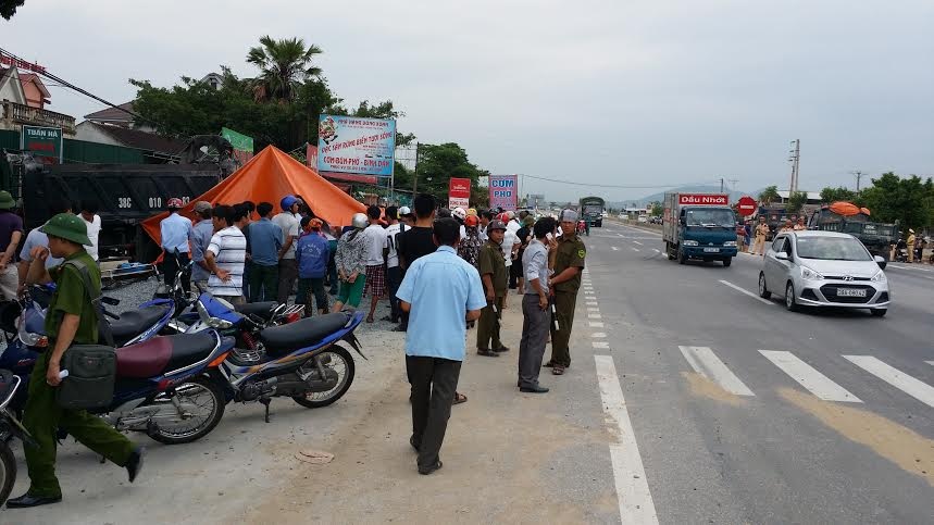 Rất đông người dân kéo đến dựng chiếc xe và đứng lại xem vụ việc