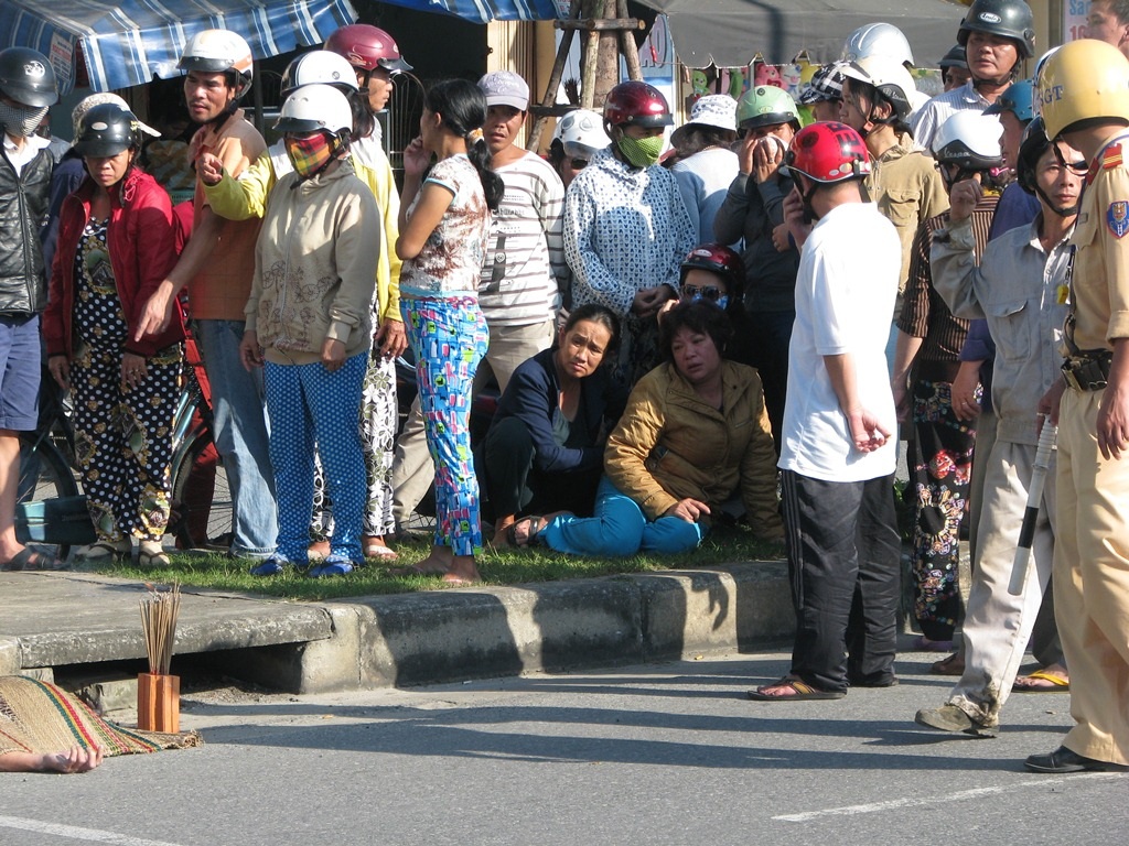 Người nhà khóc xót thương trước cái chết của anh L