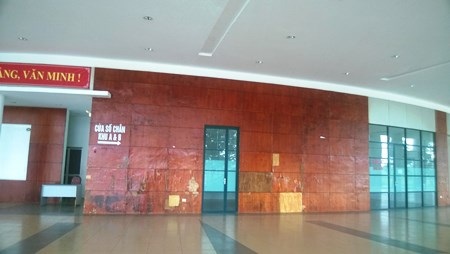 Mặt tường của nhà biểu diễn đa năng bị bong tróc nhiều