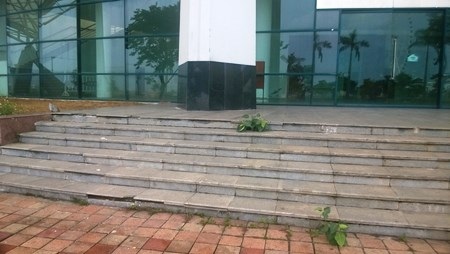 Bậc thềm lên xuống cũng xuống cấp