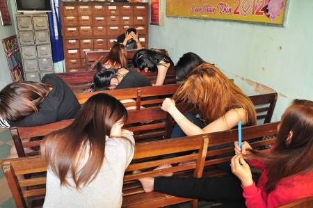 Các cô gái bị bắt trong một đường dây mua bán dâm (ảnh: Công Bính)