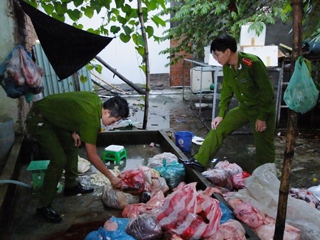 Lực lượng chức năng kiểm tra cơ sở chế biến nội tạng bẩn 