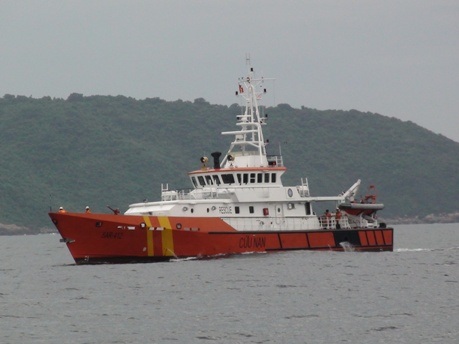 Tàu SAR412 đã tiếp cận được tàu gặp nạn và đang đưa 8 ngư dân vào bờ