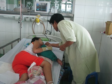 Anh Luân hút đờm cho con