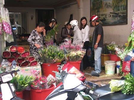 Theo các tiểu thương kinh doanh hoa sỉ, họ lấy hàng không nhiều vì cũng dự báo được sức mua 