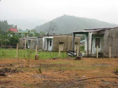 Nhiều ngôi nhà liền kề không người ở