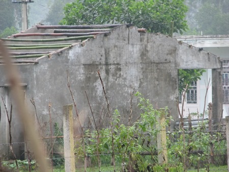 Mái tôn cũng bay luôn, nhà không cửa 