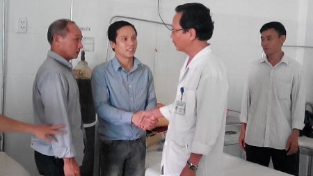 Bệnh nhận đi từ vùng dịch Ebola về được xuất viện - 1 Bệnh nhân Chung cảm ơn bác sĩ đã tập tình chăm sóc anh trong 21 ngày qua trước khi xuất viện