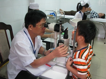 Bác sĩ đang khám cho bệnh nhân đau mắt đỏ