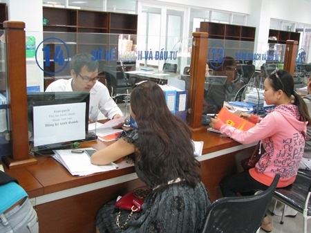 Người dân giao dịch tại bộ phận một cửa của Sở Kế hoạch và Đầu tư Đà Nẵng.