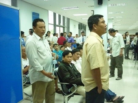 Có người không có chỗ ngồi phải đứng